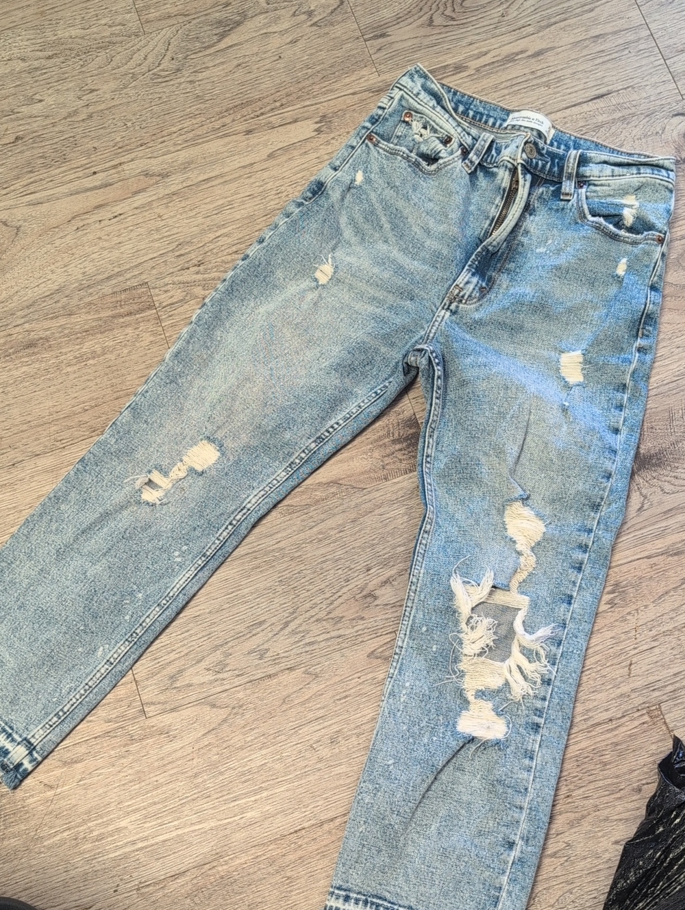 Abercrombie & Fitch Women's Light Blue Distressed Relaxed Jeans